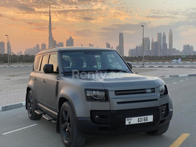 Range Rover Defender (Gris), 2021 para alquiler en Dub&aacute;i
