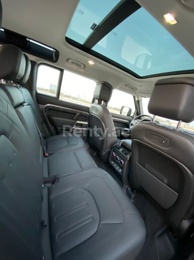 Range Rover Defender (Gris), 2021 para alquiler en Dub&aacute;i