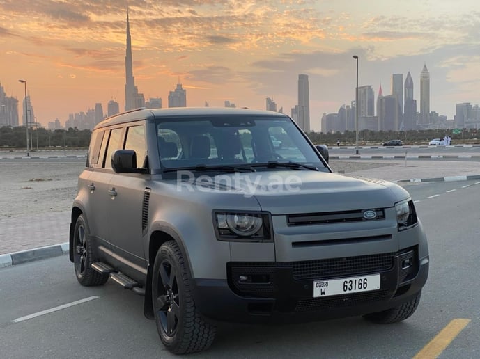 Range Rover Defender (Gris), 2021 para alquiler en Dub&aacute;i
