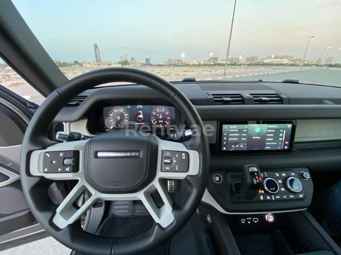 Range Rover Defender (Gris), 2021 para alquiler en Dub&aacute;i