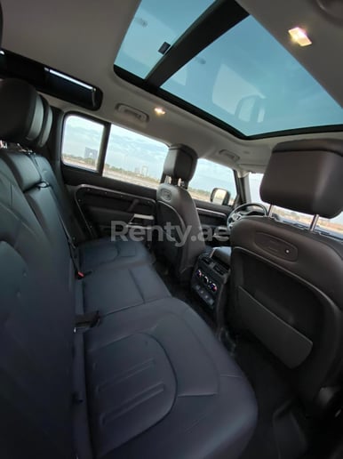 Range Rover Defender (Gris), 2021 para alquiler en Dub&aacute;i