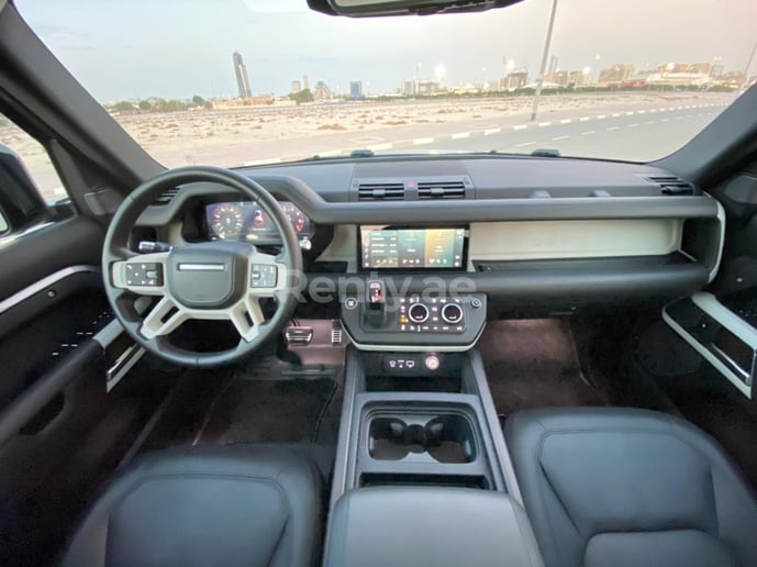 Range Rover Defender (Gris), 2021 para alquiler en Dub&aacute;i