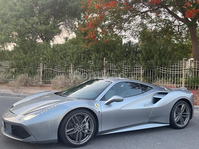 Dubai'de kiralık Ferrari 488 GTB (Gri), 2018