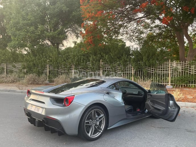 Dubai'de kiralık Ferrari 488 GTB (Gri), 2018