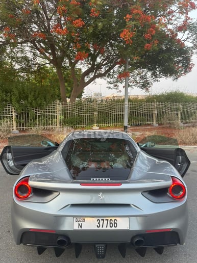 Dubai'de kiralık Ferrari 488 GTB (Gri), 2018