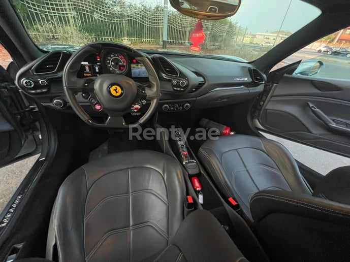 Dubai'de kiralık Ferrari 488 GTB (Gri), 2018
