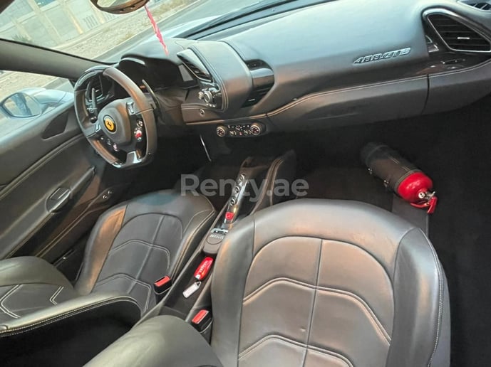 Dubai'de kiralık Ferrari 488 GTB (Gri), 2018