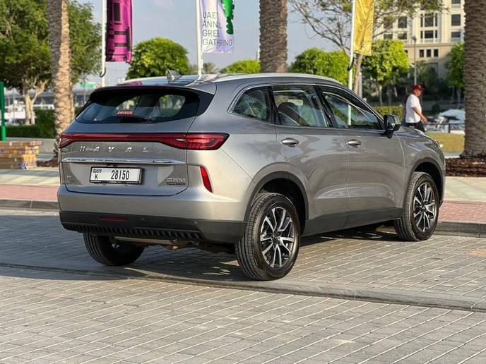 Haval H6 (Grise), 2024 &agrave; louer &agrave; Abu Dhabi