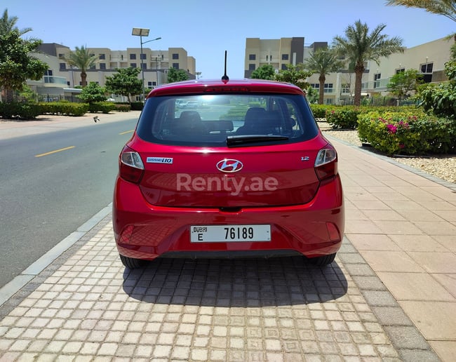 Dubai'de kiralık Hyundai i10 (Gri), 2022