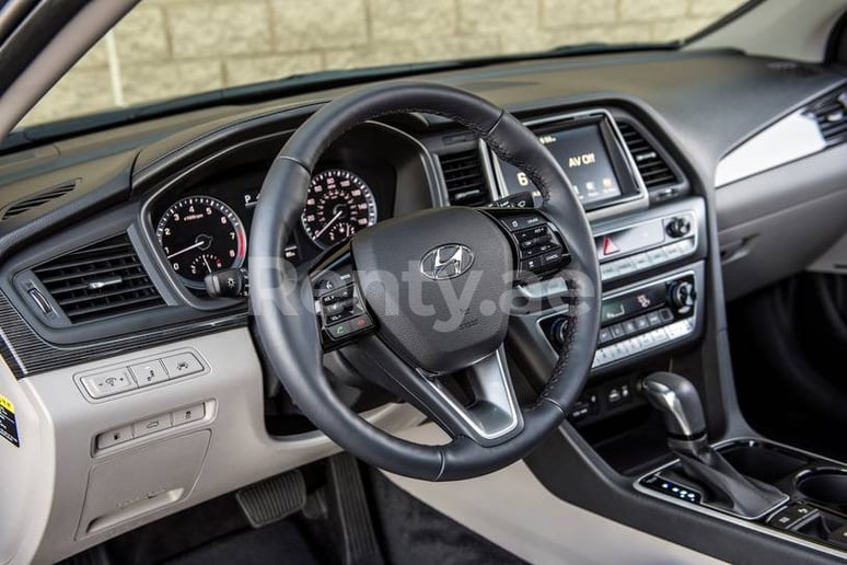 Hyundai Sonata (Grijs), 2018 te huur in Dubai