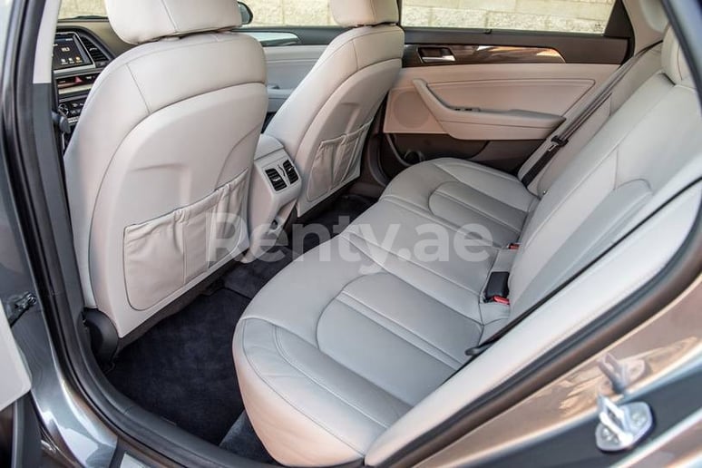Hyundai Sonata (Grijs), 2018 te huur in Dubai