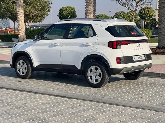 Dubai'de kiralık Hyundai Venue (Beyaz), 2025