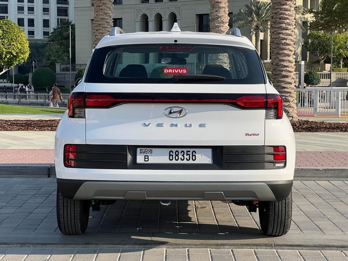 Dubai'de kiralık Hyundai Venue (Beyaz), 2025