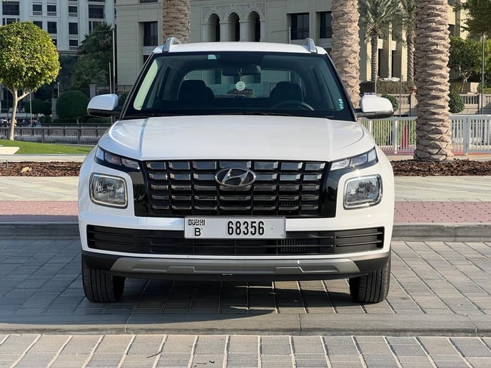 Dubai'de kiralık Hyundai Venue (Beyaz), 2025