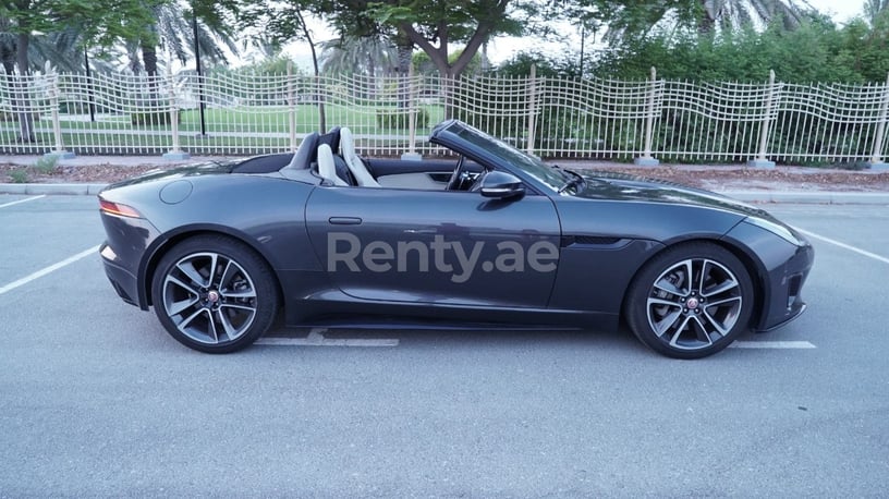 Jaguar F-Type (Grau), 2019  zur Miete in Dubai