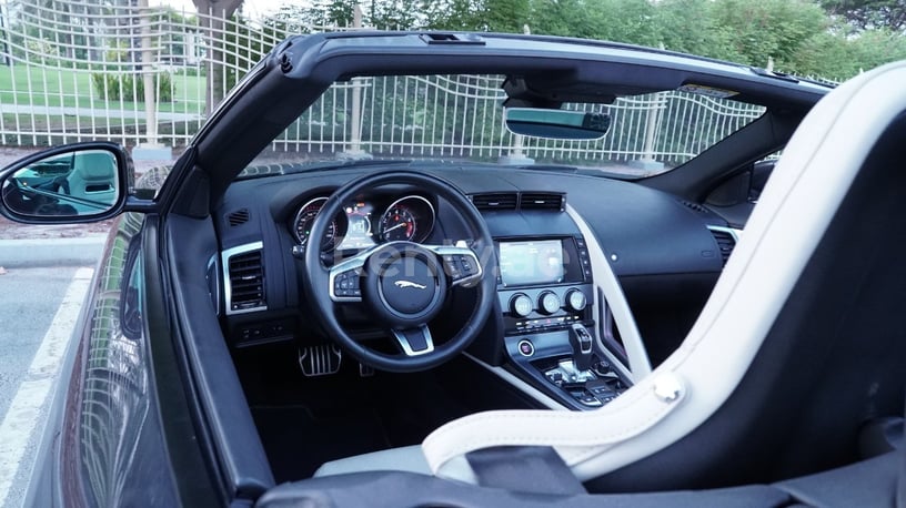 Jaguar F-Type (Grau), 2019  zur Miete in Dubai