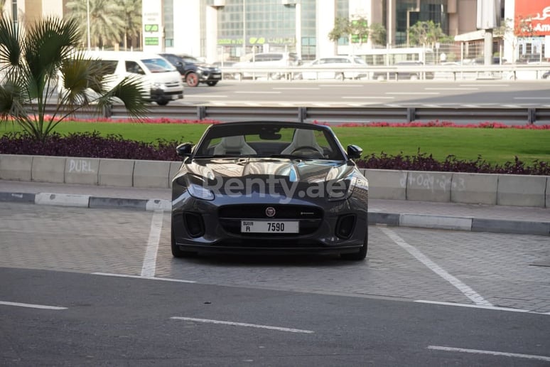 Jaguar F-Type (Grigio), 2019 in affitto a Sharjah