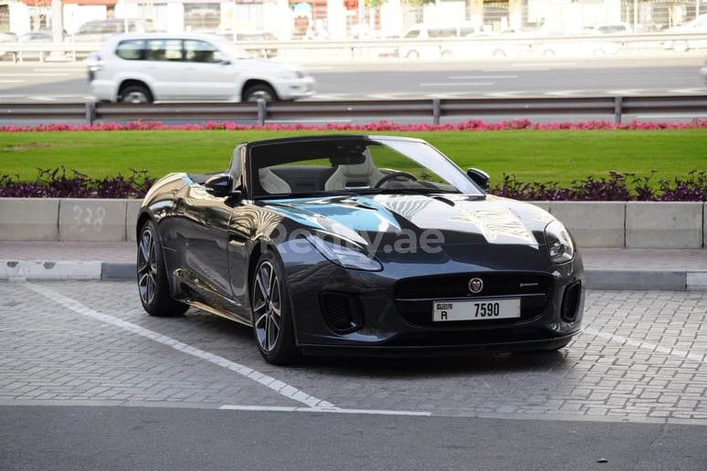 Jaguar F-Type (Grigio), 2019 in affitto a Sharjah