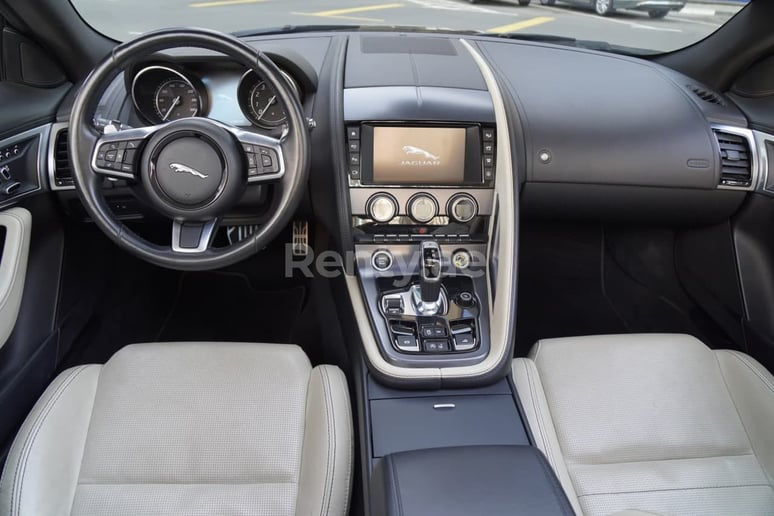 Jaguar F-Type (Grigio), 2019 in affitto a Sharjah