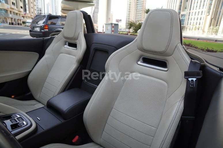 Jaguar F-Type (Grigio), 2019 in affitto a Sharjah