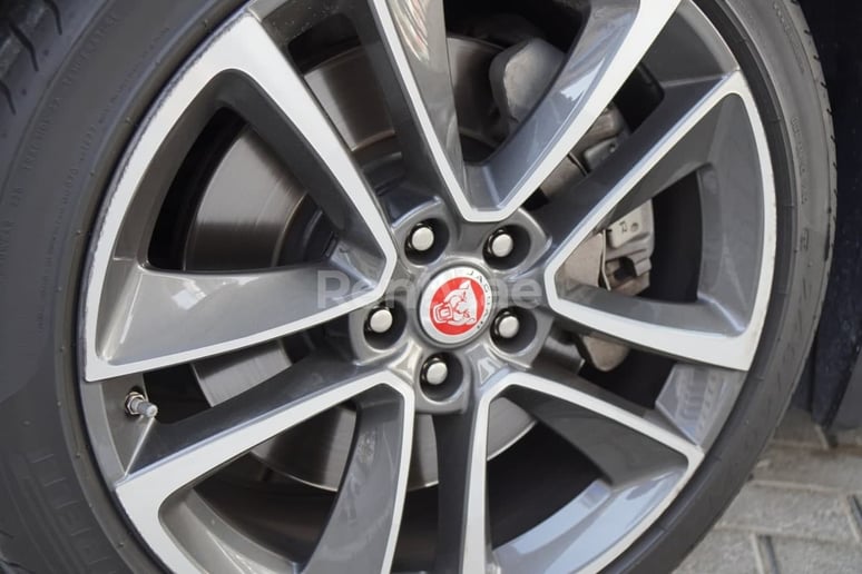 Jaguar F-Type (Grigio), 2019 in affitto a Sharjah