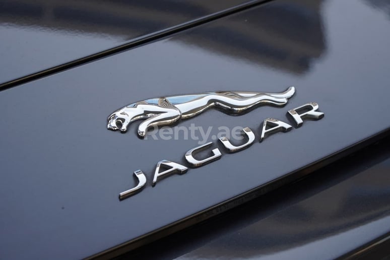Jaguar F-Type (Grigio), 2019 in affitto a Sharjah