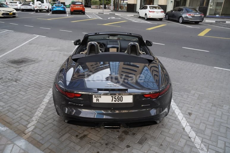 Jaguar F-Type (Grigio), 2019 in affitto a Sharjah