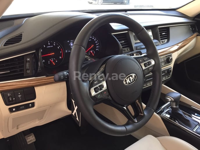 Dubai'de kiralık Kia Cadenza (Gri), 2019