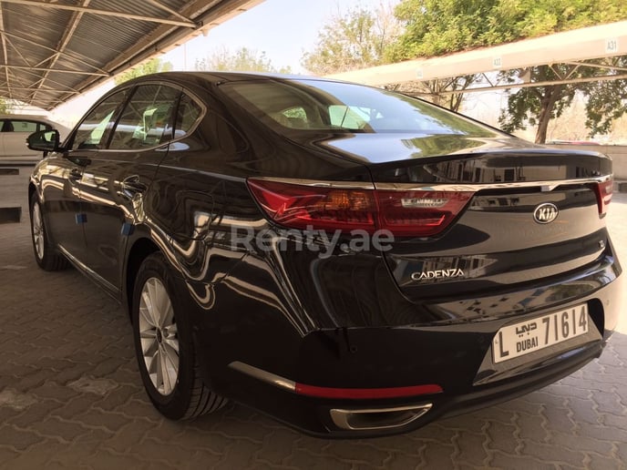 Dubai'de kiralık Kia Cadenza (Gri), 2019