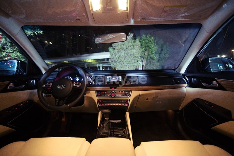 Dubai'de kiralık Kia Cadenza (Gri), 2019