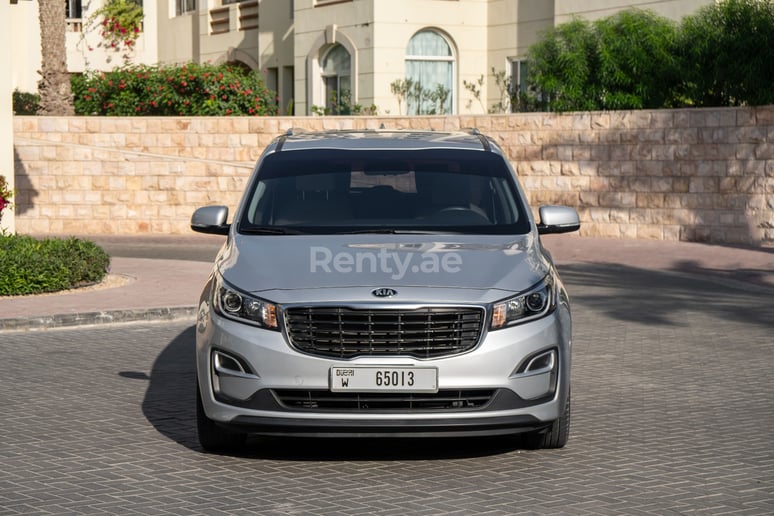 KIA Carnival (Grigio), 2019 in affitto a Dubai