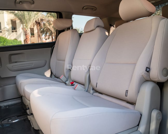 KIA Carnival (Grigio), 2019 in affitto a Dubai