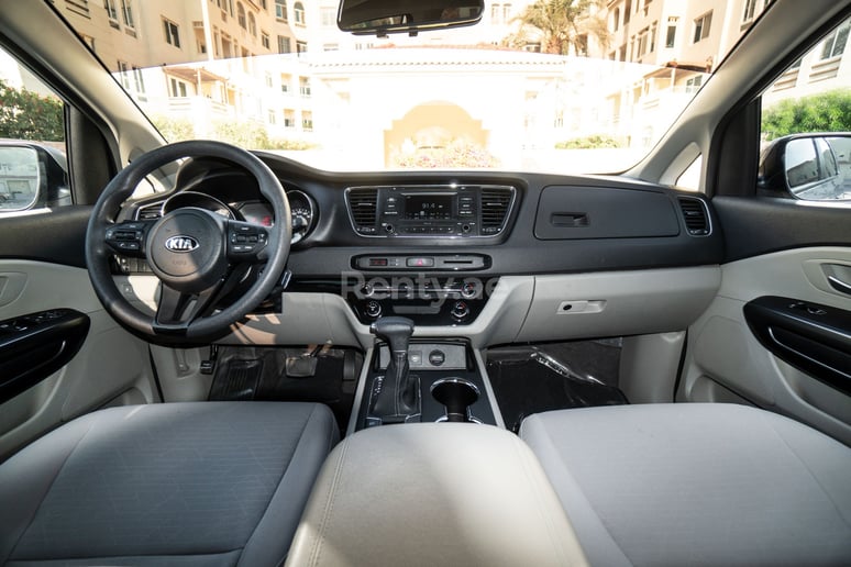 KIA Carnival (Grigio), 2019 in affitto a Dubai