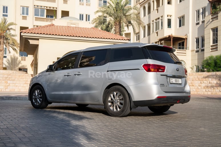 KIA Carnival (Grigio), 2019 in affitto a Dubai