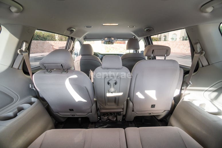 KIA Carnival (Grigio), 2019 in affitto a Dubai