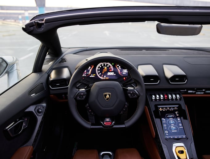Lamborghini Huracan Evo Spyder (Grigio), 2023 - ogni ora noleggio orario a Dubai 6