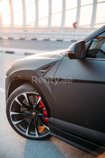 Lamborghini Urus (Schwarz), 2021  zur Miete in Abu Dhabi