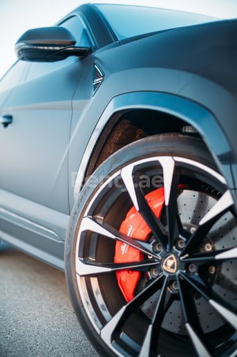 Lamborghini Urus (Schwarz), 2021  zur Miete in Abu Dhabi