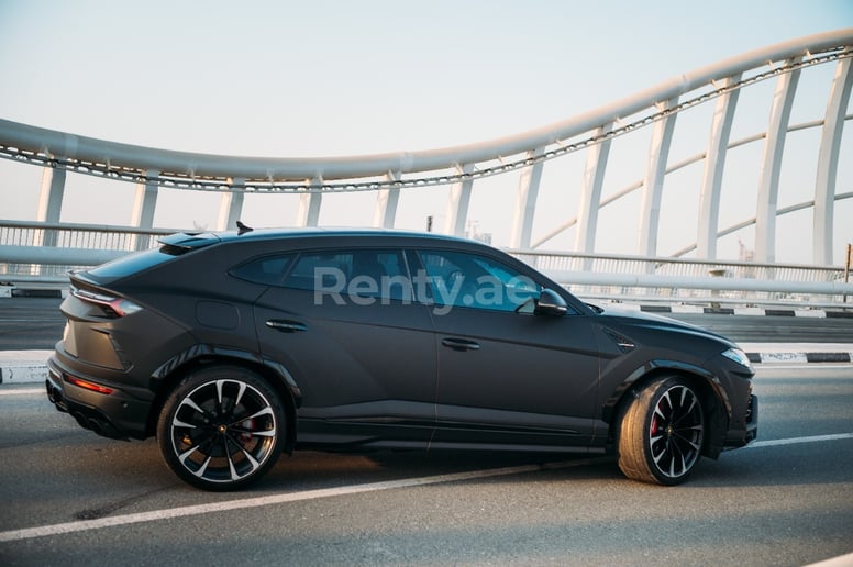 Lamborghini Urus (Schwarz), 2021  zur Miete in Abu Dhabi