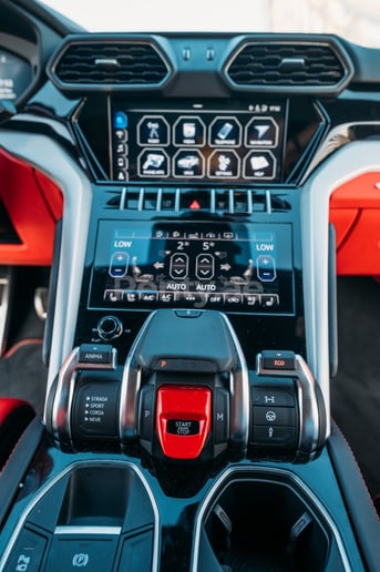 Lamborghini Urus (Schwarz), 2021  zur Miete in Abu Dhabi