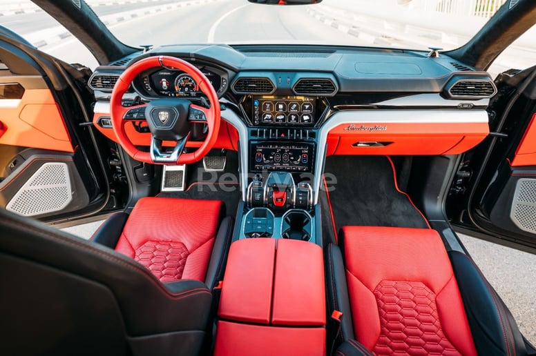 Lamborghini Urus (Schwarz), 2021  zur Miete in Abu Dhabi