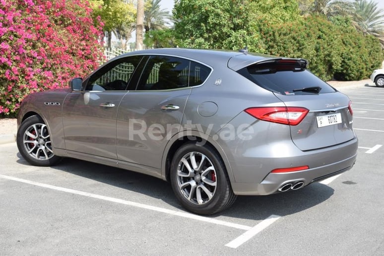 Maserati Levante (Grise), 2018 &agrave; louer &agrave; Duba&iuml;