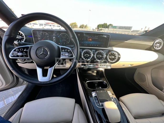 在迪拜 租 梅赛德斯 A 220 (灰色), 2019