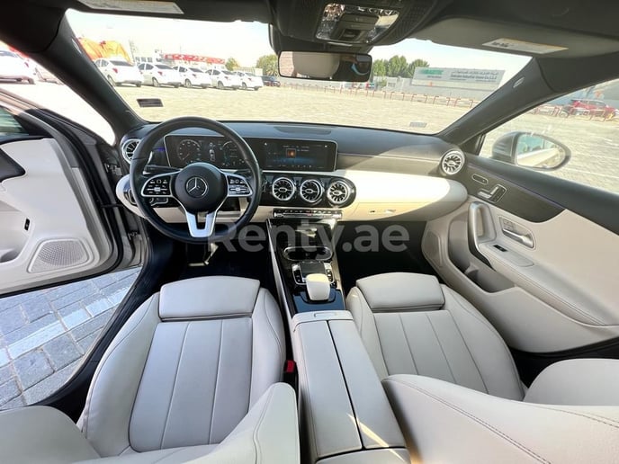 在迪拜 租 梅赛德斯 A 220 (灰色), 2019