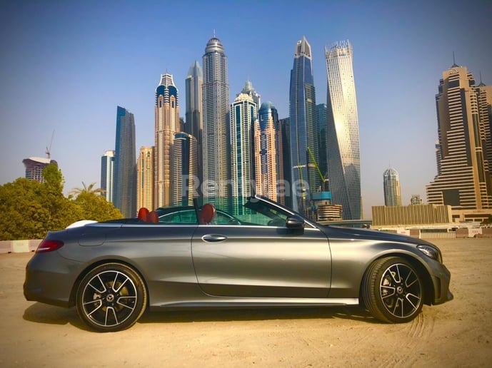 在迪拜 租 奔驰C200 敞篷车 (深灰色), 2021