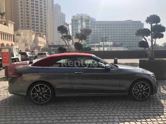 在迪拜 租 奔驰C200 敞篷车 (深灰色), 2021
