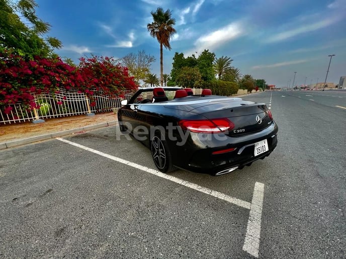 在迪拜 租 梅赛德斯 C300 敞篷车 (黑色), 2021