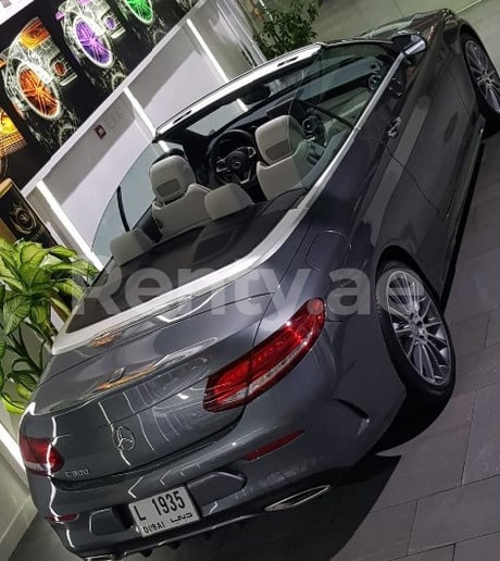 在迪拜 租 梅赛德斯 C300 敞篷车 (灰色), 2017