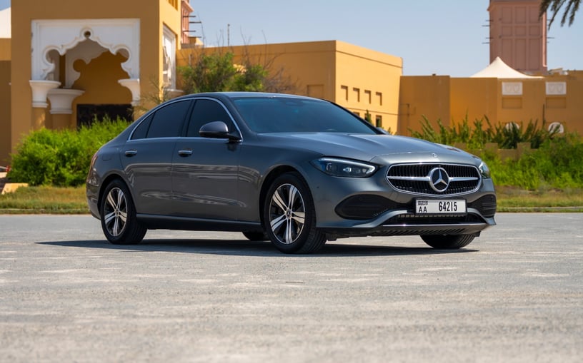 Şarika'de kiralık Mercedes C200 (Gri), 2022