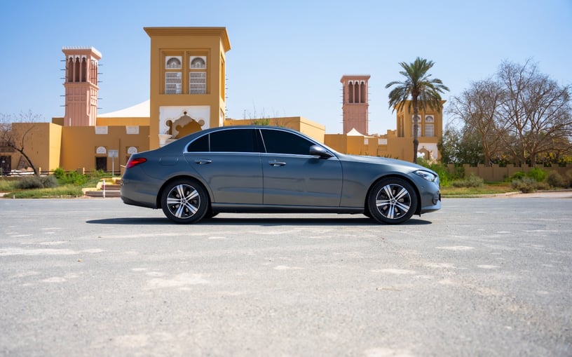 Şarika'de kiralık Mercedes C200 (Gri), 2022